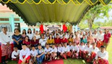 Pose bersama Kepala Sekolah Dasar Katolik Wemasa Sri Lestari Mundir dan para guru bersama siswa kelas VI dalam momen pengumuman kelulusan, Selasa 2/6/2026/dok foto istimewa/Timornesia 