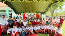 Pose bersama Kepala Sekolah Dasar Katolik Wemasa Sri Lestari Mundir dan para guru bersama siswa kelas VI dalam momen pengumuman kelulusan, Selasa 2/6/2026/dok foto istimewa/Timornesia 