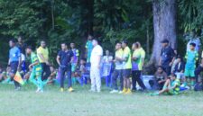 Direktur Olahraga PS Malaka Dion Bria Seran saat menyaksikan laga uji tanding antara SSB PS Malaka All Star melawan Imaculata Fc di lapangan Siminari Lalian/dok istimewa/NN/Timornesia