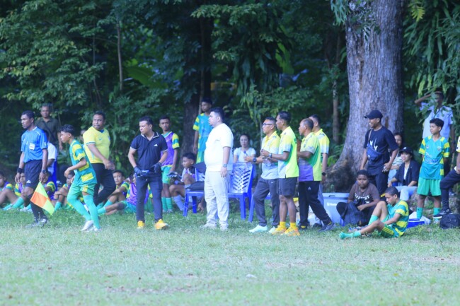 Direktur Olahraga PS Malaka Dion Bria Seran saat menyaksikan laga uji tanding antara SSB PS Malaka All Star melawan Imaculata Fc di lapangan Siminari Lalian/dok istimewa/NN/Timornesia 