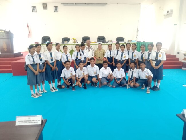Pengurus OSIS SMPK Sulama Kada foto bersama di ruang sidang DPRD Kabupaten Malaka/dok istimewa/ML/Timornesia 