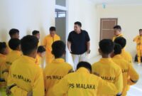 Direktur Olahraga PS Malaka dr. Dionisius Christian Bria Seran memotivasi para pemain PS Malaka U-12/dok istimewa/Timornesia 