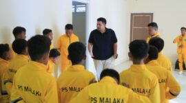 Direktur Olahraga PS Malaka dr. Dionisius Christian Bria Seran memotivasi para pemain PS Malaka U-12/dok istimewa/Timornesia 