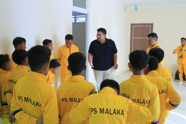 Direktur Olahraga PS Malaka dr. Dionisius Christian Bria Seran memotivasi para pemain PS Malaka U-12/dok istimewa/Timornesia 