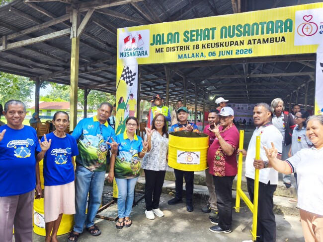Penyerahan 20 unit tong sampah dari Komunitas ME Distrik 18 Keuskupan Atambua kepada Pemerintah Kabupaten Malaka/dok foto istimewa/Timornesia 