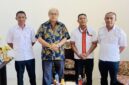 Pihak SMPK Sulama Kada foto bersama Ketua PSSI Kabupaten Malaka Adrianus Bria Seran di ruang kerjanya/dok foto istimewa/Timornesia