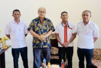 Pihak SMPK Sulama Kada foto bersama Ketua PSSI Kabupaten Malaka Adrianus Bria Seran di ruang kerjanya/dok foto istimewa/Timornesia