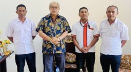 Pihak SMPK Sulama Kada foto bersama Ketua PSSI Kabupaten Malaka Adrianus Bria Seran di ruang kerjanya/dok foto istimewa/Timornesia