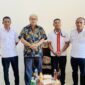 Pihak SMPK Sulama Kada foto bersama Ketua PSSI Kabupaten Malaka Adrianus Bria Seran di ruang kerjanya/dok foto istimewa/Timornesia