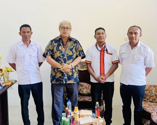 Pihak SMPK Sulama Kada foto bersama Ketua PSSI Kabupaten Malaka Adrianus Bria Seran di ruang kerjanya/dok foto istimewa/Timornesia