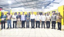 Foto bersama Bupati Malaka, Wakil Bupati Malaka, Ketua DPRD, Wakil Ketua DPRD bersama para Pastor Paroki usai menerima mobil dari Pemerintah Kabupaten Malaka/dok foto/istimewa/Timornesia