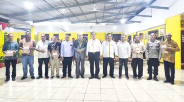 Foto bersama Bupati Malaka, Wakil Bupati Malaka, Ketua DPRD, Wakil Ketua DPRD bersama para Pastor Paroki usai menerima mobil dari Pemerintah Kabupaten Malaka/dok foto/istimewa/Timornesia