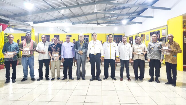 Foto bersama Bupati Malaka, Wakil Bupati Malaka, Ketua DPRD, Wakil Ketua DPRD bersama para Pastor Paroki usai menerima mobil dari Pemerintah Kabupaten Malaka/dok foto/istimewa/Timornesia 
