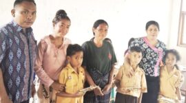 Pembagian rapor kelas 1 sampai Kelas 5 SDI Kakeularan/dok pribadi/HB/Timornesia 