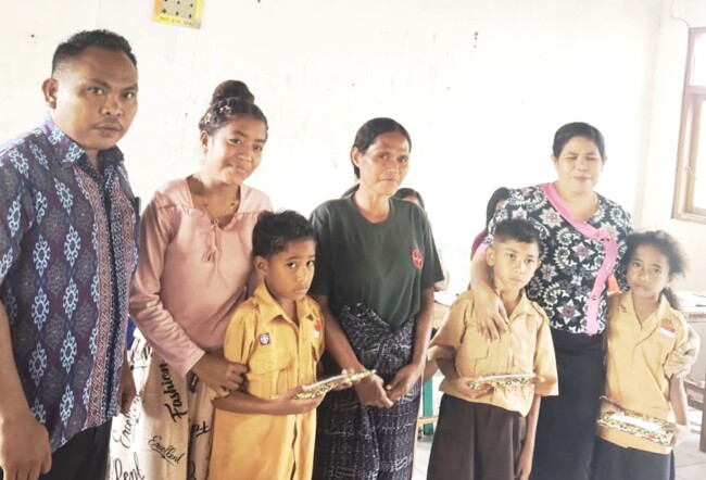 Pembagian rapor kelas 1 sampai Kelas 5 SDI Kakeularan/dok pribadi/HB/Timornesia 