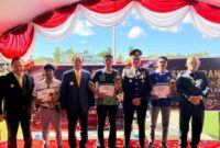 Bupati Malaka Stefanus Bria Seran, Kapolres Malaka Riki Ganjar Gumilar, Wakil Bupati Malaka Henri Melki Simu dan Ketua DPRD Kabupaten Malaka Adrianus Bria Seran foto bersama para pemenang lomba/dok humas polres Malaka/Timornesia