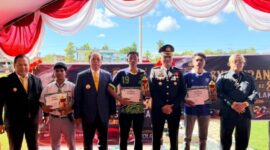 Bupati Malaka Stefanus Bria Seran, Kapolres Malaka Riki Ganjar Gumilar, Wakil Bupati Malaka Henri Melki Simu dan Ketua DPRD Kabupaten Malaka Adrianus Bria Seran foto bersama para pemenang lomba/dok humas polres Malaka/Timornesia 