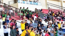 Orang tua pemain yang hadir di stadion Oepoi saat laga PS Malaka U-13 dan U-15 bertanding di Piala Soeratin tahun 2026/dok istimewa/Timornesia 
