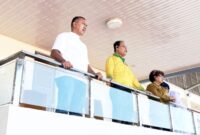 Tampan Bupati Malaka Stefanus Bria Seran, didampingi Ketua TP PKK Kabupaten Malaka Ny. Beatrix Y. Bria Seran serta PC Bank NTT cabang Betun Yorry Blegur saat menyaksikan laga PS Malaka dari tribun kehormatan di stadion Oepoi Kupang/dok istimewa/JCK/Timornesia 