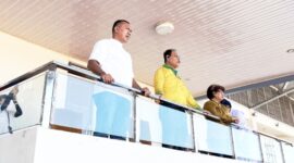 Tampan Bupati Malaka Stefanus Bria Seran, didampingi Ketua TP PKK Kabupaten Malaka Ny. Beatrix Y. Bria Seran serta PC Bank NTT cabang Betun Yorry Blegur saat menyaksikan laga PS Malaka dari tribun kehormatan di stadion Oepoi Kupang/dok istimewa/JCK/Timornesia 