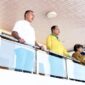 Tampan Bupati Malaka Stefanus Bria Seran, didampingi Ketua TP PKK Kabupaten Malaka Ny. Beatrix Y. Bria Seran serta PC Bank NTT cabang Betun Yorry Blegur saat menyaksikan laga PS Malaka dari tribun kehormatan di stadion Oepoi Kupang/dok istimewa/JCK/Timornesia 