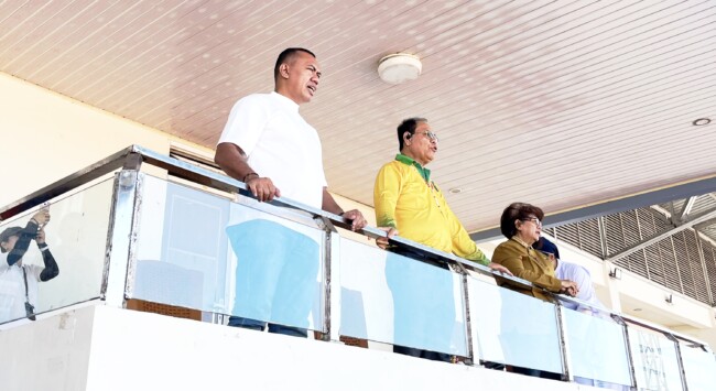Tampan Bupati Malaka Stefanus Bria Seran, didampingi Ketua TP PKK Kabupaten Malaka Ny. Beatrix Y. Bria Seran serta PC Bank NTT cabang Betun Yorry Blegur saat menyaksikan laga PS Malaka dari tribun kehormatan di stadion Oepoi Kupang/dok istimewa/JCK/Timornesia 