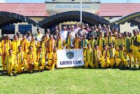 Ketua PSSI Kabupaten Malaka Adrianus Bria Seran saat foto bersama pemain PS Malaka U-13 dan U-15 serta Kapolrea Malaka di halaman Makopolres Malaka/dok istimewa/Timornesia