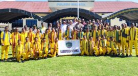 Ketua PSSI Kabupaten Malaka Adrianus Bria Seran saat foto bersama pemain PS Malaka U-13 dan U-15 serta Kapolrea Malaka di halaman Makopolres Malaka/dok istimewa/Timornesia 