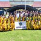 Ketua PSSI Kabupaten Malaka Adrianus Bria Seran saat foto bersama pemain PS Malaka U-13 dan U-15 serta Kapolrea Malaka di halaman Makopolres Malaka/dok istimewa/Timornesia 