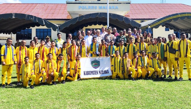 Ketua PSSI Kabupaten Malaka Adrianus Bria Seran saat foto bersama pemain PS Malaka U-13 dan U-15 serta Kapolrea Malaka di halaman Makopolres Malaka/dok istimewa/Timornesia 