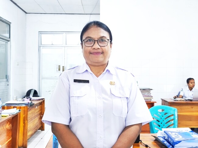 Kepala Bagian Tata Usaha, Karolina S. Marabi Djala, S.Farm., Apt/dok istimewa/Timornesia 