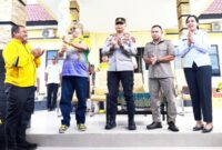 Ket foto : Kapolres Malaka AKBP Riki Ganjar Gumilar, Ketua PSSI Kabupaten Malaka yang juga Ketua DPRD Kabupaten Malaka sekaligus Ketua SSB Kabupaten Malaka Adrianus Bria Seran, Wakil Ketua II DPRD Kabupaten Malaka Lambertus Bria, Asisten I Setda Malaka Rosalia Yeani Kalo serta PLT Kadispora Malaka Ade Sian Maikameng/dok istimewa/Timornesia 
