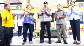 Ket foto : Kapolres Malaka AKBP Riki Ganjar Gumilar, Ketua PSSI Kabupaten Malaka yang juga Ketua DPRD Kabupaten Malaka sekaligus Ketua SSB Kabupaten Malaka Adrianus Bria Seran, Wakil Ketua II DPRD Kabupaten Malaka Lambertus Bria, Asisten I Setda Malaka Rosalia Yeani Kalo serta PLT Kadispora Malaka Ade Sian Maikameng/dok istimewa/Timornesia 