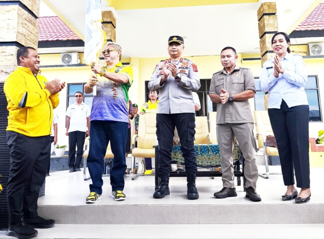 Ket foto : Kapolres Malaka AKBP Riki Ganjar Gumilar, Ketua PSSI Kabupaten Malaka yang juga Ketua DPRD Kabupaten Malaka sekaligus Ketua SSB Kabupaten Malaka Adrianus Bria Seran, Wakil Ketua II DPRD Kabupaten Malaka Lambertus Bria, Asisten I Setda Malaka Rosalia Yeani Kalo serta PLT Kadispora Malaka Ade Sian Maikameng/dok istimewa/Timornesia 