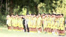 Tim PS Malaka U-17 menghentikan latihan saat sang saka merah putih berkibar/dok istimewa/PS Malaka/Timornesia 