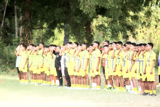 Tim PS Malaka U-17 menghentikan latihan saat sang saka merah putih berkibar/dok istimewa/PS Malaka/Timornesia 