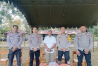 Ketua Panitia Pelaksana Sulama Cup II pose bersama personil dari Polres Malaka di lapangan Sulama Kada/dok pribadi/Timornesia