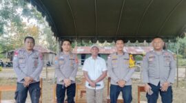 Ketua Panitia Pelaksana Sulama Cup II pose bersama personil dari Polres Malaka di lapangan Sulama Kada/dok pribadi/Timornesia 