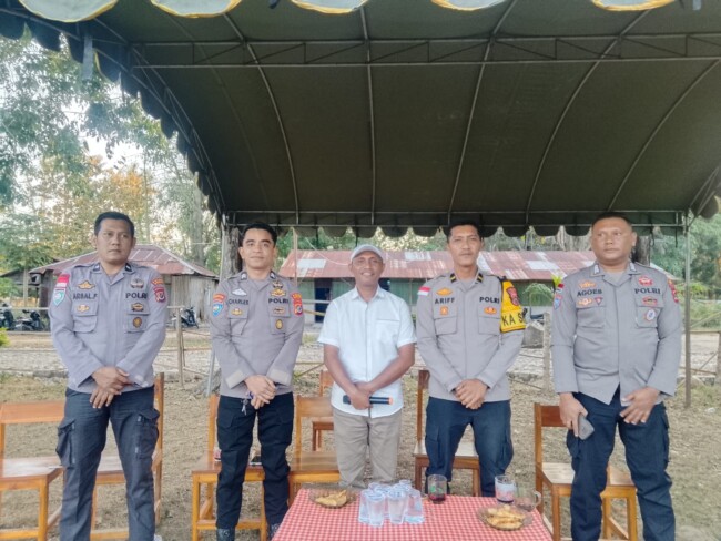 Ketua Panitia Pelaksana Sulama Cup II pose bersama personil dari Polres Malaka di lapangan Sulama Kada/dok pribadi/Timornesia 