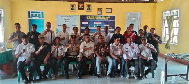 Foto bersama kepala desa se-Kecamatan Malaka Tengah bersama camat dan tamu undangan/dok BA/Timornesia 