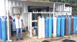 Kepala ruangan Instalasi Pemeliharaan Sarana dan Prasarana (IPSRS) Yoseph Kun Seran saat melakukan pemantauan tabung oksigen di RSUPP Betun/dok istimewa/Timornesia 