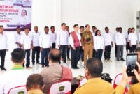 Bupati Malaka Stefanus Bria Seran, Ketua Umum Kadin NTT Bobby Lianto, Ketua Kadin Malaka Maria Fatima Seuk Kain foto bersama pengurus Kadin Malaka/dok istimewa/Timornesia 