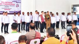 Bupati Malaka Stefanus Bria Seran, Ketua Umum Kadin NTT Bobby Lianto, Ketua Kadin Malaka Maria Fatima Seuk Kain foto bersama pengurus Kadin Malaka/dok istimewa/Timornesia 
