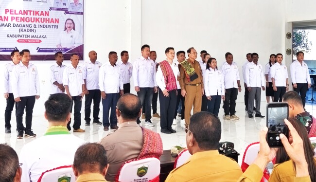Bupati Malaka Stefanus Bria Seran, Ketua Umum Kadin NTT Bobby Lianto, Ketua Kadin Malaka Maria Fatima Seuk Kain foto bersama pengurus Kadin Malaka/dok istimewa/Timornesia 