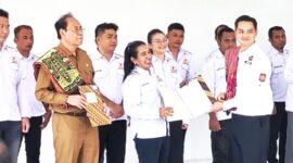 Merry Kain Ketua Kadin Malaka menerima SK dari Ketua Umum Kadin NTT Bobby Lianto/dok istimewa/Timornesia 