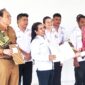 Merry Kain Ketua Kadin Malaka menerima SK dari Ketua Umum Kadin NTT Bobby Lianto/dok istimewa/Timornesia 