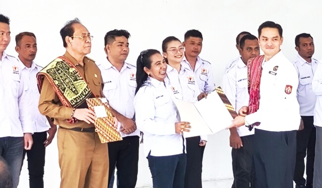 Merry Kain Ketua Kadin Malaka menerima SK dari Ketua Umum Kadin NTT Bobby Lianto/dok istimewa/Timornesia 