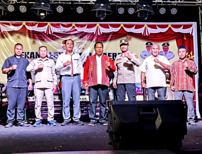 Bupati Malaka SBS dan Wakil Bupati Malaka HMS pose bersama unsur Forkopimda Kabupaten Malaka usai membuka Pameran Pembangunan/dok istimewa/gonza/Timornesia 