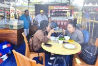Pengunjung sedang menikmati hidangan di stand Dinas Perikanan/dok istimewa/Timornesia 