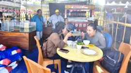 Pengunjung sedang menikmati hidangan di stand Dinas Perikanan/dok istimewa/Timornesia 